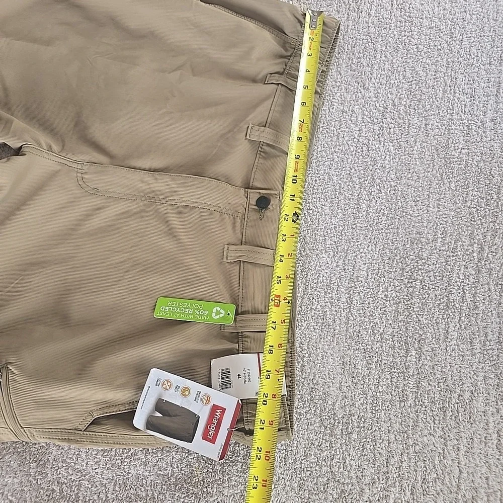 Wrangler Men's Performance Relaxed Fit‎ Shorts with Utility Pocket Flex Waist 44